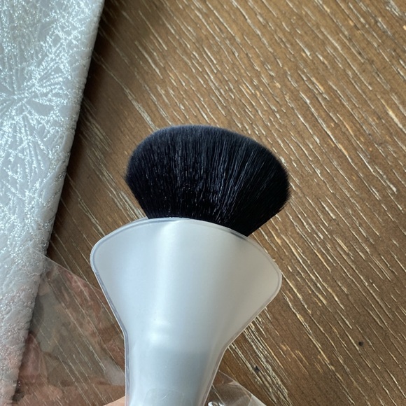 MAC 143SES Travel size face brush & Special Edition travel bag - Picture 7 of 15